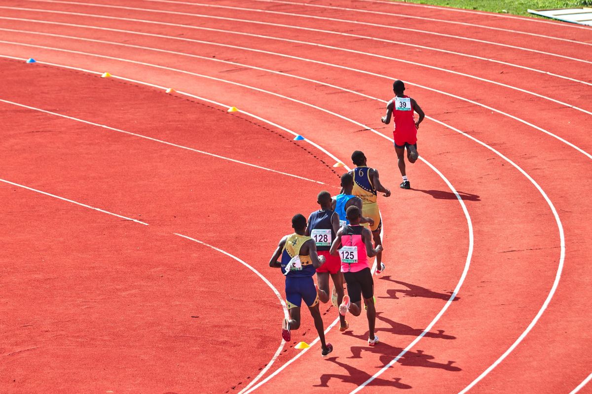 Runners on a red athletics track, seen from above